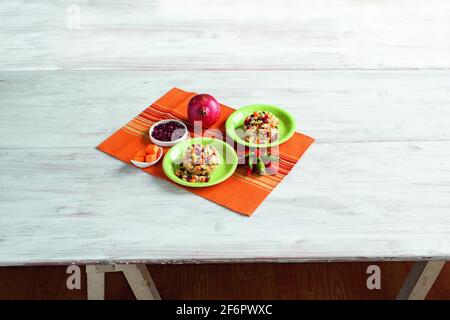 Cous cous flans avec grenade et piments Banque D'Images