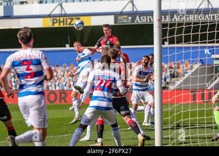 LONDRES, ROYAUME-UNI. LE 2 AVRIL, Coventry attaque un coin lors du match de championnat Sky Bet entre Queens Park Rangers et Coventry City au Kiyan Prince Foundation Stadium, Londres, le vendredi 2 avril 2021. (Crédit : Ian Randall | INFORMATIONS MI) crédit : INFORMATIONS MI et sport /Actualités Alay Live Banque D'Images