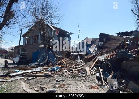 Nowgam, Jammu-et-Cachemire. 2 avril 2021. Trois militants impliqués dans l'attaque contre la maison d'un dirigeant du BJP dans la région de Nowgam dans la ville ont été tués vendredi lors d'une rencontre avec les forces de sécurité dans le district de Pulwama. La police a déclaré qu'en agissant sur des éléments spécifiques concernant la présence de militants à Dobhi Mohalla dans la région de Kakapora, les forces de sécurité y ont lancé une opération de cordon et de recherche. Le personnel a été tiré pendant la fouille, après quoi il a riposté et une fusillade a éclaté. Crédit : CIC de la majorité mondiale/Alamy Live News Banque D'Images