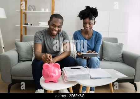 Un couple africain heureux qui prend sa retraite Finances Plan et argent Budget Banque D'Images