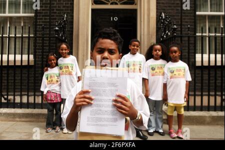 Gabriel Kassayie, 9 ans, remet une pétition à 10 Downing Street demandant au gouvernement britannique de renvoyer les antiqiuties éthiopiennes, actuellement détenues dans les musées britanniques, en Éthiopie pour le millénaire éthiopien. pic David Sandison 17/6/2007 Banque D'Images