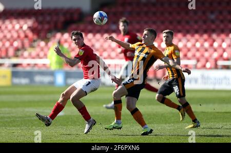 Callum Ainley de Crewe Alexandra (à gauche) et Greg Docherty de Hull City (à droite) se battent pour le ballon lors du match de la Sky Bet League One au stade Alexandra, à Crewe. Date de la photo : vendredi 2 avril 2021. Voir l'histoire des PA : FOOTBALL Crewe. Le crédit photo devrait se lire comme suit : Barrington Coombs/PA Wire. RESTRICTIONS : UTILISATION ÉDITORIALE UNIQUEMENT utilisation non autorisée avec des fichiers audio, vidéo, données, listes de présentoirs, logos de clubs/ligue ou services « en direct ». Utilisation en ligne limitée à 120 images, pas d'émulation vidéo. Aucune utilisation dans les Paris, les jeux ou les publications de club/ligue/joueur unique. Banque D'Images