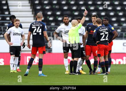 Le Kiernan Dewsbury-Hall de Luton Town (à droite) présente une carte jaune par l'arbitre Andy Woolmer lors du match du championnat Sky Bet au Pride Park, Derby. Date de la photo : vendredi 2 avril 2021. Voir l'histoire de PA : LE DERBY DE FOOTBALL. Le crédit photo devrait se lire comme suit : Bradley Collyer/PA Wire. RESTRICTIONS : UTILISATION ÉDITORIALE UNIQUEMENT utilisation non autorisée avec des fichiers audio, vidéo, données, listes de présentoirs, logos de clubs/ligue ou services « en direct ». Utilisation en ligne limitée à 120 images, pas d'émulation vidéo. Aucune utilisation dans les Paris, les jeux ou les publications de club/ligue/joueur unique. Banque D'Images