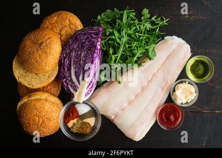 Hamburger de poisson noirci et mayonnaise Sriracha Ingrédients: Filet de flétan cru, petits pains de brioche de blé entier et autres ingrédients crus Banque D'Images