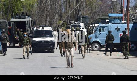 Nowgam, Jammu-et-Cachemire. 2 avril 2021. Trois militants impliqués dans l'attaque contre la maison d'un dirigeant du BJP dans la région de Nowgam dans la ville ont été tués vendredi lors d'une rencontre avec les forces de sécurité dans le district de Pulwama. La police a déclaré qu'en agissant sur des éléments spécifiques concernant la présence de militants à Dobhi Mohalla dans la région de Kakapora, les forces de sécurité y ont lancé une opération de cordon et de recherche. Le personnel a été tiré pendant la fouille, après quoi il a riposté et une fusillade a éclaté. Crédit : CIC de la majorité mondiale/Alamy Live News Banque D'Images