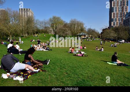 Groupes de personnes profitant du soleil dans le parc du château de Bristol après le verrouillage du coronavirus Banque D'Images
