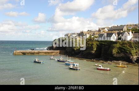 Port Isaac est un petit village de pêcheurs situé sur la côte atlantique du nord de la Cornouailles, en Angleterre, au Royaume-Uni. Les villes les plus proches sont Wadebridge et CA Banque D'Images