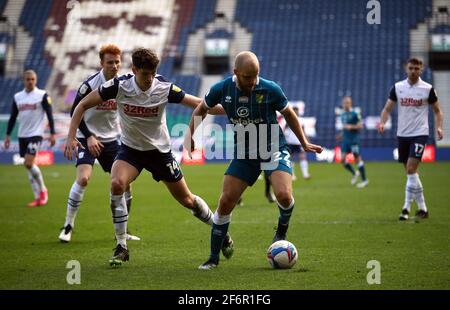 Teemu Pukki de Norwich City en action pendant le match du championnat Sky Bet au stade Deepdale, Preston. Date de la photo : vendredi 2 avril 2021. Voir l'histoire de PA: SOCCER Preston. Le crédit photo devrait se lire comme suit : Tim Goode/PA Wire. RESTRICTIONS : UTILISATION ÉDITORIALE UNIQUEMENT utilisation non autorisée avec des fichiers audio, vidéo, données, listes de présentoirs, logos de clubs/ligue ou services « en direct ». Utilisation en ligne limitée à 120 images, pas d'émulation vidéo. Aucune utilisation dans les Paris, les jeux ou les publications de club/ligue/joueur unique. Banque D'Images