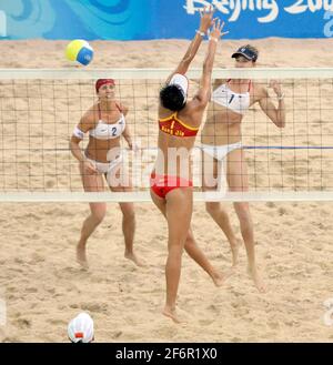 JEUX OLYMPIQUES BEIJING 2008. 13ÈME JOUR 21/8/08 FEMME BEACH VOLLEY UAS V CHINE MÉDAILLE D'OR. MISTY MAY-TREANOR (GAUCHE) & KERRI WALSH V JIA TIAN & JIF WANG (CHN). PHOTO DAVID ASHDOWN. Banque D'Images