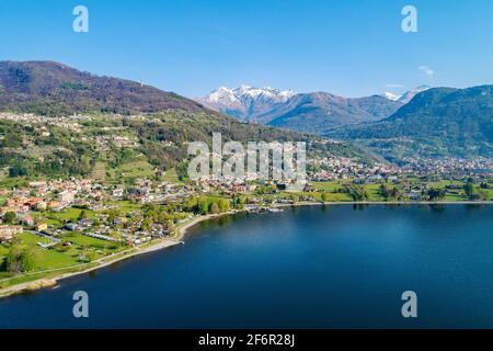 Lac de Côme (IT), vue panoramique aérienne de Dongo et des villes voisines Banque D'Images