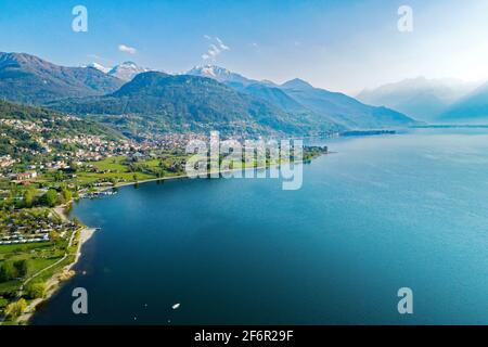 Lac de Côme (IT), vue panoramique aérienne de Dongo et des villes voisines Banque D'Images