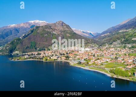 Lac de Côme (IT), vue panoramique aérienne de Dongo et des villes voisines Banque D'Images