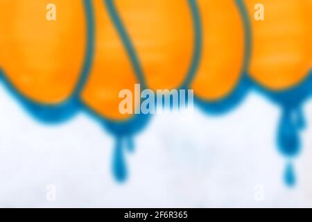 Arrière-plan flou de couleur graffiti orange et bleu sur une texture de mur en béton blanc. Banque D'Images