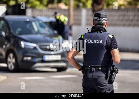 Vendrell, Espagne. 10 avril 2020. Un officier de la police locale d'El Vendrell (Tarragone Espagne) vu pendant un contrôle de police pour vérifier les restrictions sanitaires de la pandémie. La police locale d'El Vendrell (Taragona) effectue des contrôles de police à l'entrée de la population pour se conformer aux restrictions dues à la crise sanitaire Covid-19 décrétée par le Gouvernement de Catalogne pendant la semaine de Pâques. (Photo de Ramon Costa/SOPA Images/Sipa USA) crédit: SIPA USA/Alay Live News Banque D'Images