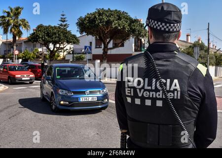 Vendrell, Espagne. 10 avril 2020. Un officier de la police locale d'El Vendrell (Tarragone Espagne) vu pendant un contrôle de police pour vérifier les restrictions sanitaires de la pandémie. La police locale d'El Vendrell (Taragona) effectue des contrôles de police à l'entrée de la population pour se conformer aux restrictions dues à la crise sanitaire Covid-19 décrétée par le Gouvernement de Catalogne pendant la semaine de Pâques. (Photo de Ramon Costa/SOPA Images/Sipa USA) crédit: SIPA USA/Alay Live News Banque D'Images