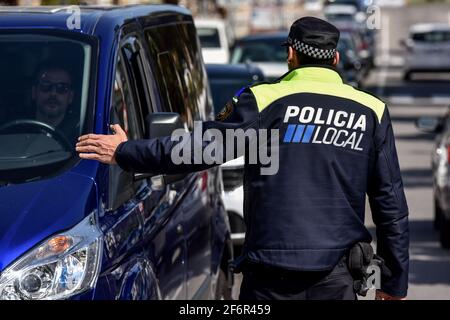 Vendrell, Espagne. 10 avril 2020. Un officier de la police locale d'El Vendrell (Tarragone Espagne) vu pendant un contrôle de police pour vérifier les restrictions sanitaires de la pandémie. La police locale d'El Vendrell (Taragona) effectue des contrôles de police à l'entrée de la population pour se conformer aux restrictions dues à la crise sanitaire Covid-19 décrétée par le Gouvernement de Catalogne pendant la semaine de Pâques. (Photo de Ramon Costa/SOPA Images/Sipa USA) crédit: SIPA USA/Alay Live News Banque D'Images