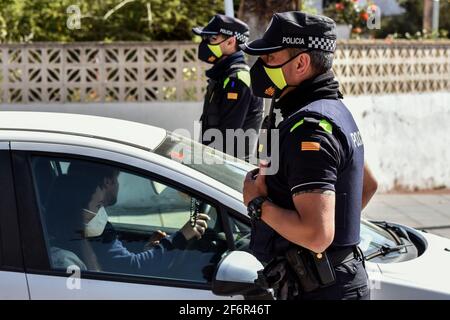 Vendrell, Espagne. 10 avril 2020. Deux agents de la police locale d'El Vendrell (Tarragone Espagne) portant des masques au cours d'un contrôle de police pour vérifier les restrictions sanitaires de la pandémie. La police locale d'El Vendrell (Taragona) effectue des contrôles de police à l'entrée de la population pour se conformer aux restrictions dues à la crise sanitaire Covid-19 décrétée par le Gouvernement de Catalogne pendant la semaine de Pâques. (Photo de Ramon Costa/SOPA Images/Sipa USA) crédit: SIPA USA/Alay Live News Banque D'Images