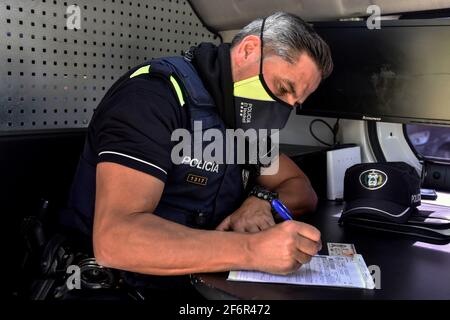 Vendrell, Espagne. 10 avril 2020. Un officier de la police locale d'El Vendrell (Tarragone Espagne) a inscrit une amende à un conducteur pendant un contrôle de police pour vérifier les restrictions sanitaires de la pandémie. La police locale d'El Vendrell (Taragona) effectue des contrôles de police à l'entrée de la population pour se conformer aux restrictions dues à la crise sanitaire Covid-19 décrétée par le Gouvernement de Catalogne pendant la semaine de Pâques. (Photo de Ramon Costa/SOPA Images/Sipa USA) crédit: SIPA USA/Alay Live News Banque D'Images