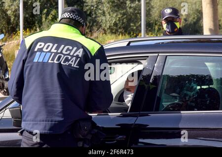 Vendrell, Espagne. 10 avril 2020. Un officier de la police locale d'El Vendrell (Tarragona Espagne) s'entretient avec un conducteur pendant un contrôle de police pour vérifier les restrictions sanitaires de la pandémie. La police locale d'El Vendrell (Taragona) effectue des contrôles de police à l'entrée de la population pour se conformer aux restrictions dues à la crise sanitaire Covid-19 décrétée par le Gouvernement de Catalogne pendant la semaine de Pâques. Crédit : SOPA Images Limited/Alamy Live News Banque D'Images