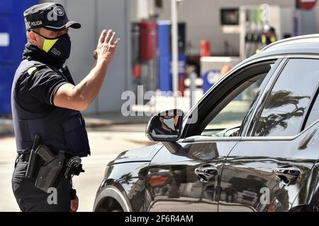 Vendrell, Espagne. 10 avril 2020. Un officier de la police locale d'El Vendrell (Tarragone Espagne) portant un masque facial pendant un contrôle de police pour vérifier les restrictions sanitaires de la pandémie. La police locale d'El Vendrell (Taragona) effectue des contrôles de police à l'entrée de la population pour se conformer aux restrictions dues à la crise sanitaire Covid-19 décrétée par le Gouvernement de Catalogne pendant la semaine de Pâques. Crédit : SOPA Images Limited/Alamy Live News Banque D'Images