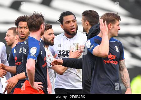 DERBY, ANGLETERRE. 2 AVRIL : les tempers se font jour après le coup de sifflet final alors que Colin Kazim-Richards du comté de Derby repousse Chris Cohan, l'entraîneur de la première équipe de Luton Town lors du match de championnat Sky Bet entre Derby County et Luton Town au Pride Park, Derby le vendredi 2 avril 2021. (Credit: Jon Hobley | MI News) Credit: MI News & Sport /Alay Live News Banque D'Images