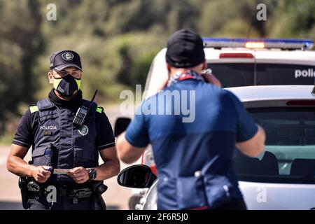 Vendrell, Tarragone, Espagne. 10 avril 2020. Un officier de la police locale d'El Vendrell (Tarragone Espagne) Porter un masque facial pendant un contrôle de police pour vérifier les restrictions sanitaires de la pandémie.la police locale d'El Vendrell (Taragona) effectue des contrôles de police à l'entrée de la population pour se conformer aux restrictions dues à la crise sanitaire Covid-19 décrétée par le Gouvernement de Catalogne pendant Semaine de Pâques. Crédit : Ramon Costa/SOPA Images/ZUMA Wire/Alamy Live News Banque D'Images