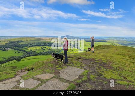 Personnes debout en admirant la vue depuis le sommet de la colline de Shutlingsloe, Cheshire, Angleterre, Royaume-Uni Banque D'Images