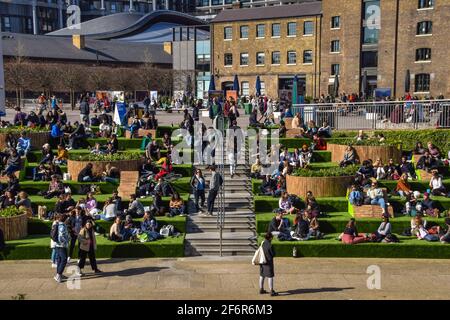 Londres, Royaume-Uni. 02 avril 2021. Les gens apprécient le soleil sur les marches de Granary Square à King's Cross, Londres. Surplombant le canal Regent's et recouvert d'herbe artificielle du printemps jusqu'à l'hiver, les marches populaires attirent une fois de plus la foule car les restrictions de verrouillage du Royaume-Uni sont assouplies. (Photo de Vuk Valcic/SOPA Images/Sipa USA) crédit: SIPA USA/Alay Live News Banque D'Images