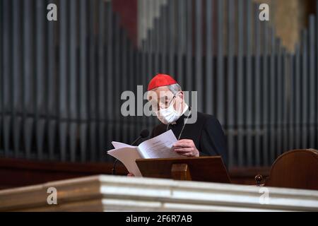 Bologne, Italie. 2 avril 2021. Le cardinal de Bologne Matteo Maria Zuppi célèbre la procession via Crucis (chemin de croix) à l'intérieur de la cathédrale de Bologne; en raison de la pandémie COVID-19, c'est la deuxième année que les rites de Pâques sont célébrés en streaming et avec peu de fidèles présents à l'intérieur de l'église. Crédit: Massimiliano Donati/Alay Live News Banque D'Images