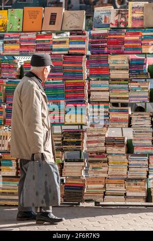 Timisoara, Roumanie - 14 mars 2016: Homme regardant un stand de livre dans la rue Banque D'Images