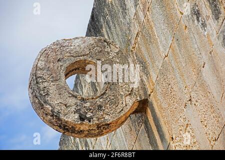 Anneau en pierre, seroné dans le mur à mi-cour de la cour de ballon de Méso-américain / terrain de boule à la ville pré-colombienne Chichen Itza, Yucatán, Mexique Banque D'Images