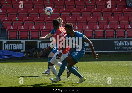 SALFORD, ROYAUME-UNI. 2 AVRIL : Mani Dieseruvwe du FC de Salford City tente d'obtenir le ballon lors du match de la Sky Bet League 2 entre Salford City et Grimsby Town à Moor Lane, Salford, le vendredi 2 avril 2021. (Credit: Ian Charles | MI News) Credit: MI News & Sport /Alay Live News Banque D'Images