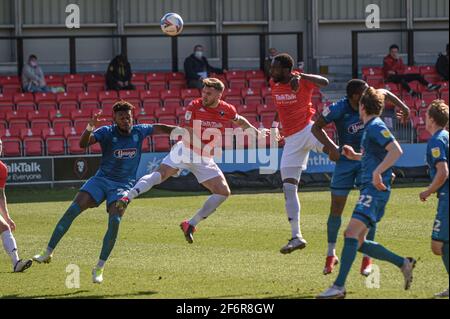 SALFORD, ROYAUME-UNI. 2 AVRIL : Mani Dieseruvwe, du FC de Salford City, dirige le ballon lors du match Sky Bet League 2 entre Salford City et Grimsby Town à Moor Lane, Salford, le vendredi 2 avril 2021. (Credit: Ian Charles | MI News) Credit: MI News & Sport /Alay Live News Banque D'Images