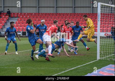 SALFORD, ROYAUME-UNI. 2 AVRIL : confusion dans la boîte Grimsby lors du match Sky Bet League 2 entre Salford City et Grimsby Town à Moor Lane, Salford, le vendredi 2 avril 2021. (Credit: Ian Charles | MI News) Credit: MI News & Sport /Alay Live News Banque D'Images