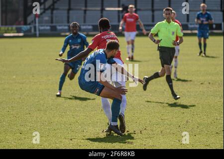 SALFORD, ROYAUME-UNI. 2 AVRIL : Giles Coke de Grimsby Town FC s'attaque à Mani Dieseruvwe de Salford City FC lors du match Sky Bet League 2 entre Salford City et Grimsby Town à Moor Lane, Salford, le vendredi 2 avril 2021. (Credit: Ian Charles | MI News) Credit: MI News & Sport /Alay Live News Banque D'Images