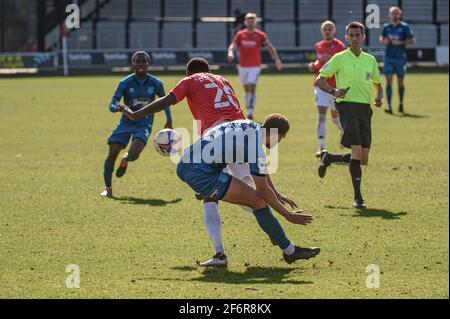 SALFORD, ROYAUME-UNI. 2 AVRIL : Giles Coke de Grimsby Town FC s'attaque à Mani Dieseruvwe de Salford City FC lors du match Sky Bet League 2 entre Salford City et Grimsby Town à Moor Lane, Salford, le vendredi 2 avril 2021. (Credit: Ian Charles | MI News) Credit: MI News & Sport /Alay Live News Banque D'Images