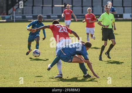 SALFORD, ROYAUME-UNI. 2 AVRIL : Giles Coke de Grimsby Town FC s'attaque à Mani Dieseruvwe de Salford City FC lors du match Sky Bet League 2 entre Salford City et Grimsby Town à Moor Lane, Salford, le vendredi 2 avril 2021. (Credit: Ian Charles | MI News) Credit: MI News & Sport /Alay Live News Banque D'Images