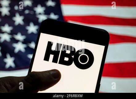 Dans cette illustration, le logo HBO du réseau américain de télévision par câble et satellite haut de gamme Home Box Office est visible sur un appareil mobile Android avec un drapeau des États-Unis d'Amérique (États-Unis ou États-Unis), généralement connu sous le nom de drapeau des États-Unis (États-Unis ou États-Unis) en arrière-plan. Banque D'Images