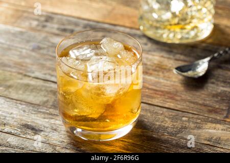 Cocktail de parrain écossais rafraîchissant avec Amaretto Banque D'Images