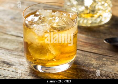 Cocktail de parrain écossais rafraîchissant avec Amaretto Banque D'Images