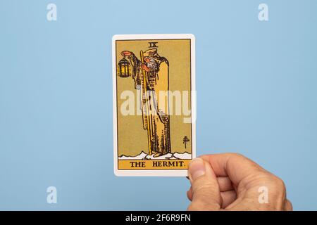 Main tenant la carte Hermit Tarot Banque D'Images
