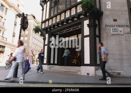 Boutiques Liberty. Les amateurs de shopping passent devant l'entrée principale de la boutique Liberty's à Argyll Street Banque D'Images