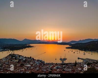 Vue aérienne de l'église de montagne Kastro et de la ville sur l'île de Poros au coucher du soleil. La Grèce en été Banque D'Images