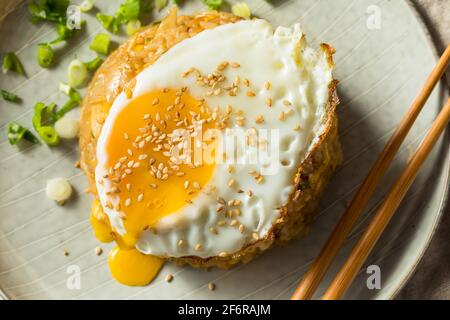 Potsticker maison riz frit avec un œuf Banque D'Images