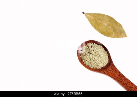 Feuilles de Laurier séchées et poudre de Laurier - Laurus nobilis Banque D'Images