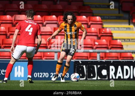 Crewe, Royaume-Uni. 02 avril 2021. George Honeyman de Hull City a l'air de passer par Ryan Wintle de Crewe Alexandra. EFL Skybet football League One Match, Crewe Alexandra v Hull City au stade Alexandra de Crewe, Cheshire, le vendredi 2 avril 2021. Cette image ne peut être utilisée qu'à des fins éditoriales. Utilisation éditoriale uniquement, licence requise pour une utilisation commerciale. Aucune utilisation dans les Paris, les jeux ou les publications d'un seul club/ligue/joueur. photo par Chris Stading/Andrew Orchard sports Photography/Alamy Live News crédit: Andrew Orchard sports Photography/Alamy Live News Banque D'Images