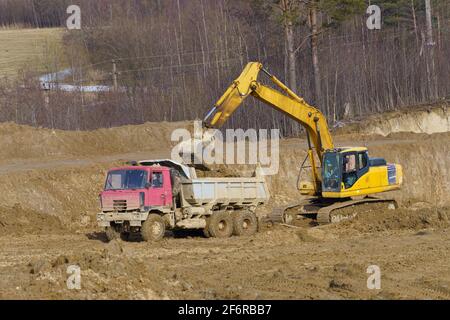 Chargement d'excavatrice camion dumper benne en bac à sable Banque D'Images