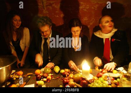 Perte; une soirée de misère exquise. The Last Tuesday Society (A Ping Club) se réunit à Hedges et Butler sur Regent Street, Londres. Klint Witchalls coupe des oignons pour aider avec les pleurs. pic David Sandison Banque D'Images