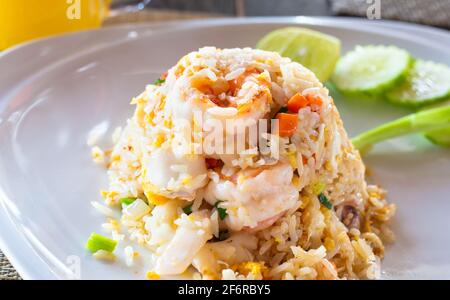 Plat de riz chaud avec légumes et crevettes sur une assiette dans un restaurant, cuisine thaïlandaise Khao Pad Banque D'Images