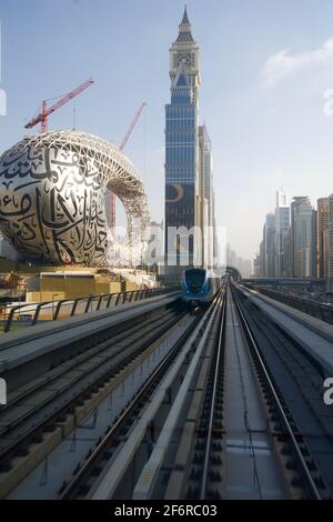 DUBAÏ, ÉMIRATS ARABES UNIS - 19 JUIN 2019 : métro de Dubaï avec vue sur la ville derrière l'arrivée à la gare de Sheikh Zayed Road Banque D'Images